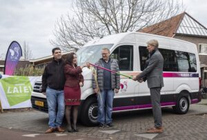 LATEI Fonds schenkt 100% elektrische rolstoelbus aan Stichting Beytna