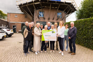 Molen De Vriendschap kan in optimale staat blijven draaien: LATEI Fonds overhandigt cheque van 25.000 euro aan vrijwilligers