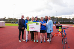 LATEI Fonds schenkt AV Triathlon 5.000 euro voor inclusief sporttoestel: ‘Straks kan iedereen meedoen en samen sporten’